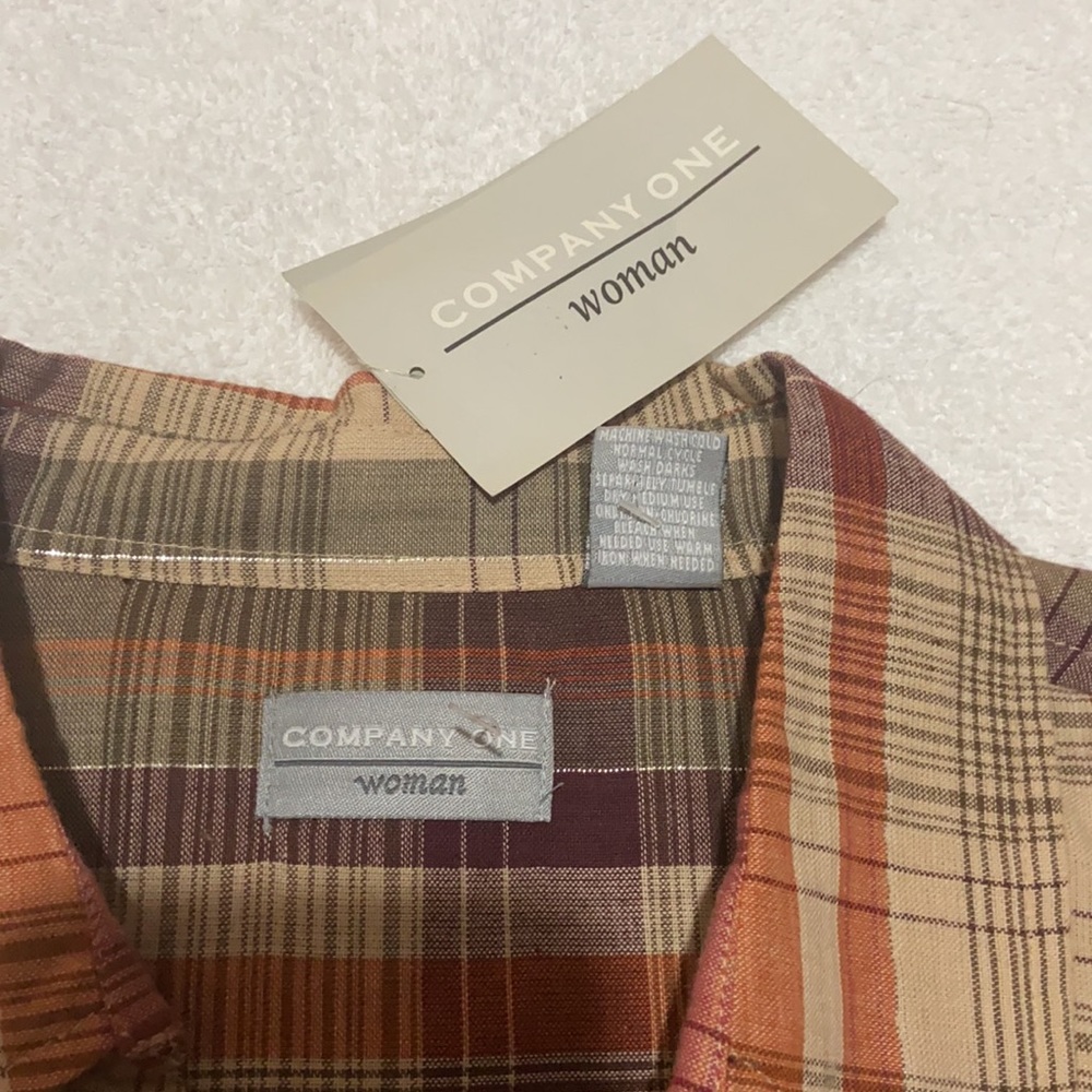 Company One Woman Button Down Front Closure V-Neck Size 2X - Picture 8 of 8